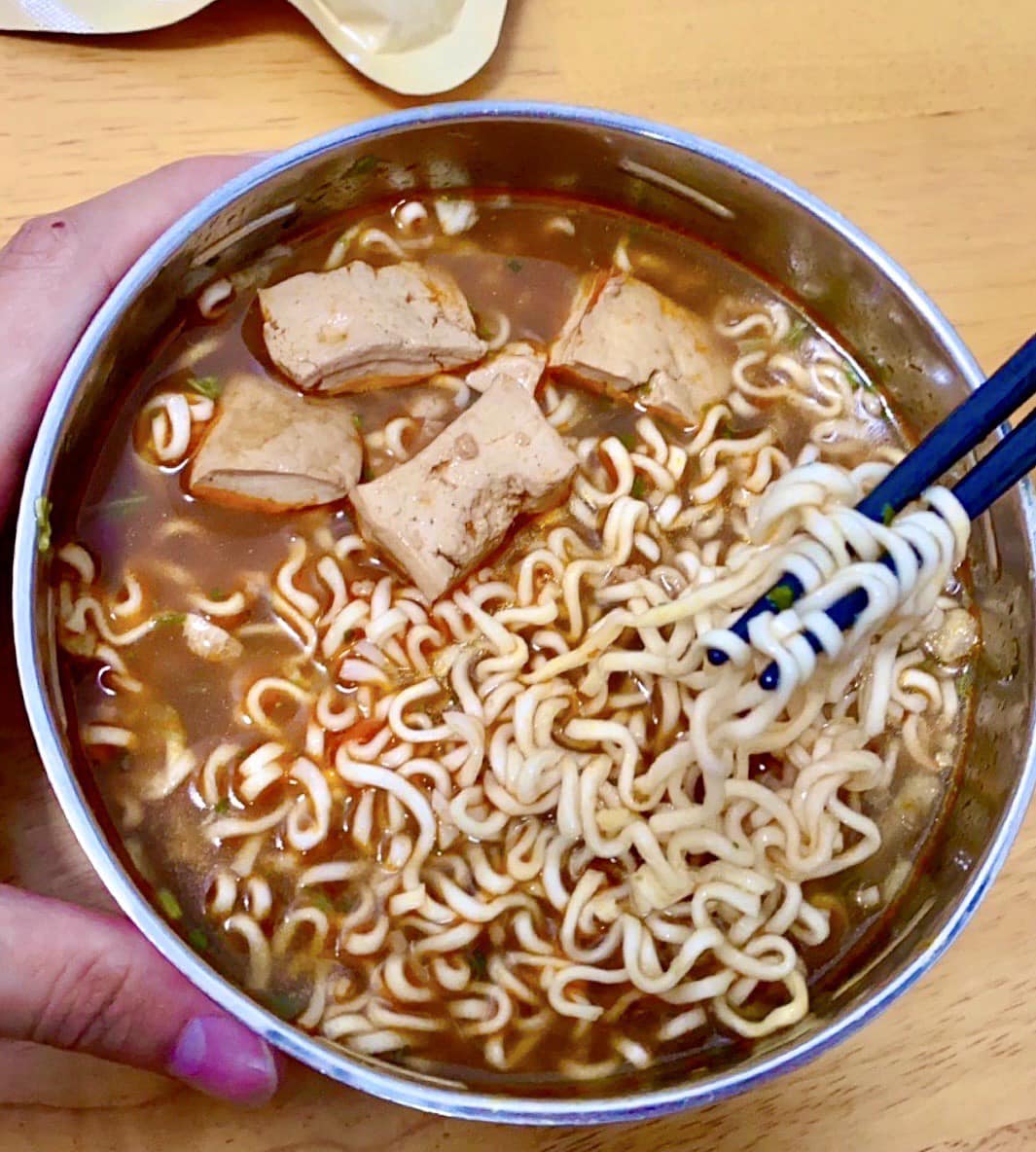  泡麵「料包」順序吵翻天？留言刷一排　意外釣出男神煮泡麵 