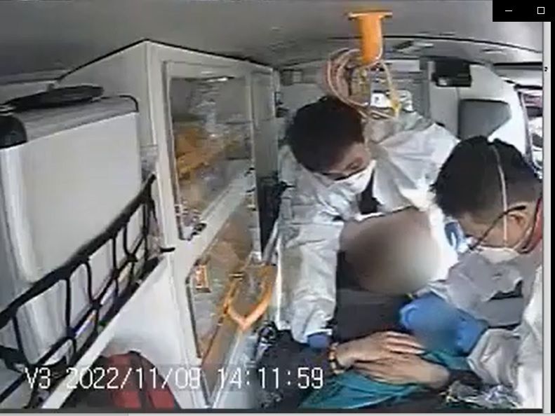 孕婦急產女嬰臍帶繞頸情況危急　消防隊員現場接生母女均安