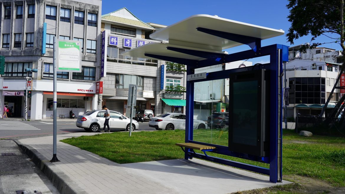 臺東智慧候車亭啟用　交通資訊清楚易懂　民眾候車更便捷