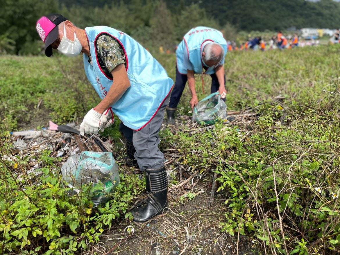 頭城鎮動員志工淨灘  清出600公斤廢棄物