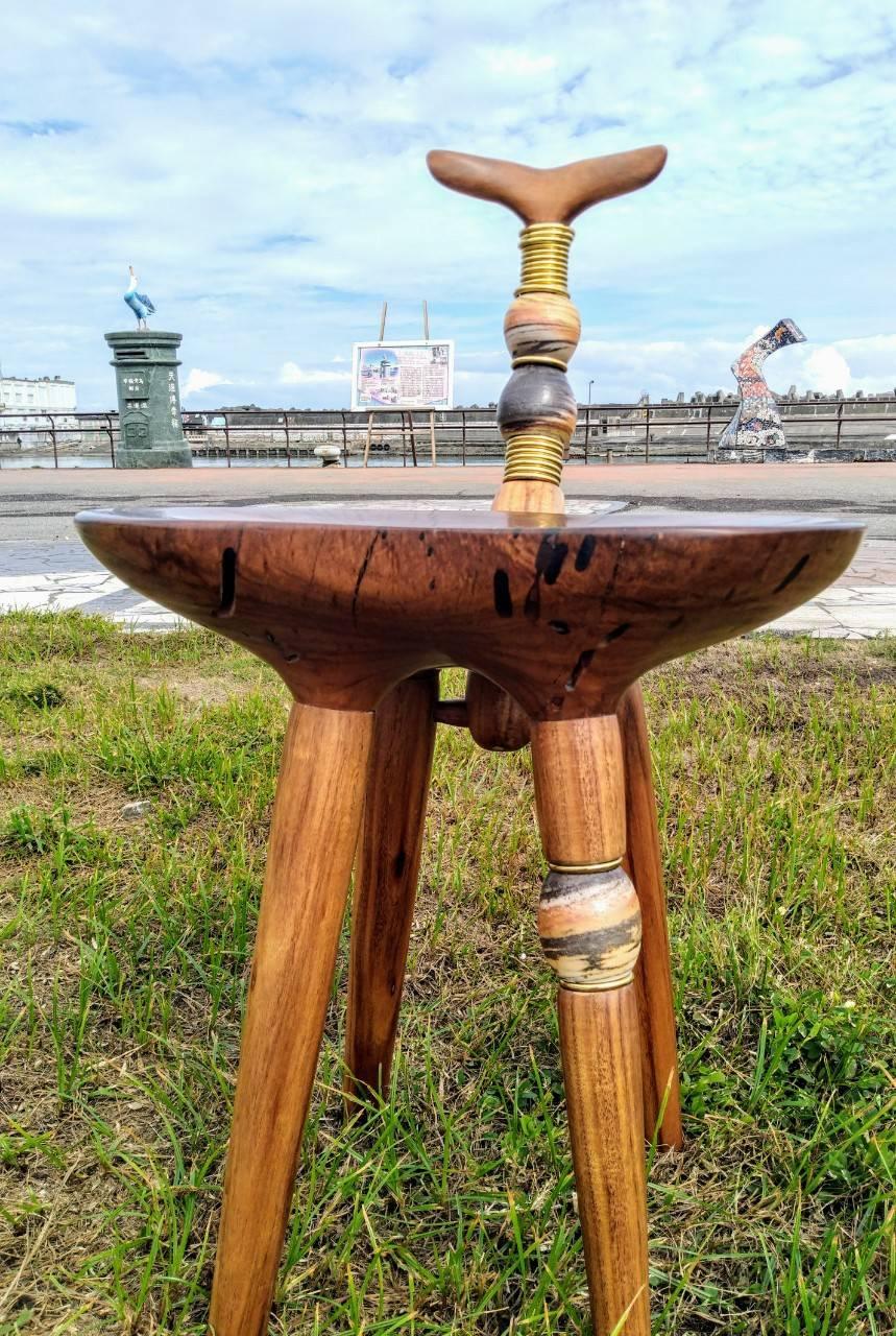 《飛向夢幻島》吸睛　木與陶結合的木椅混搭風