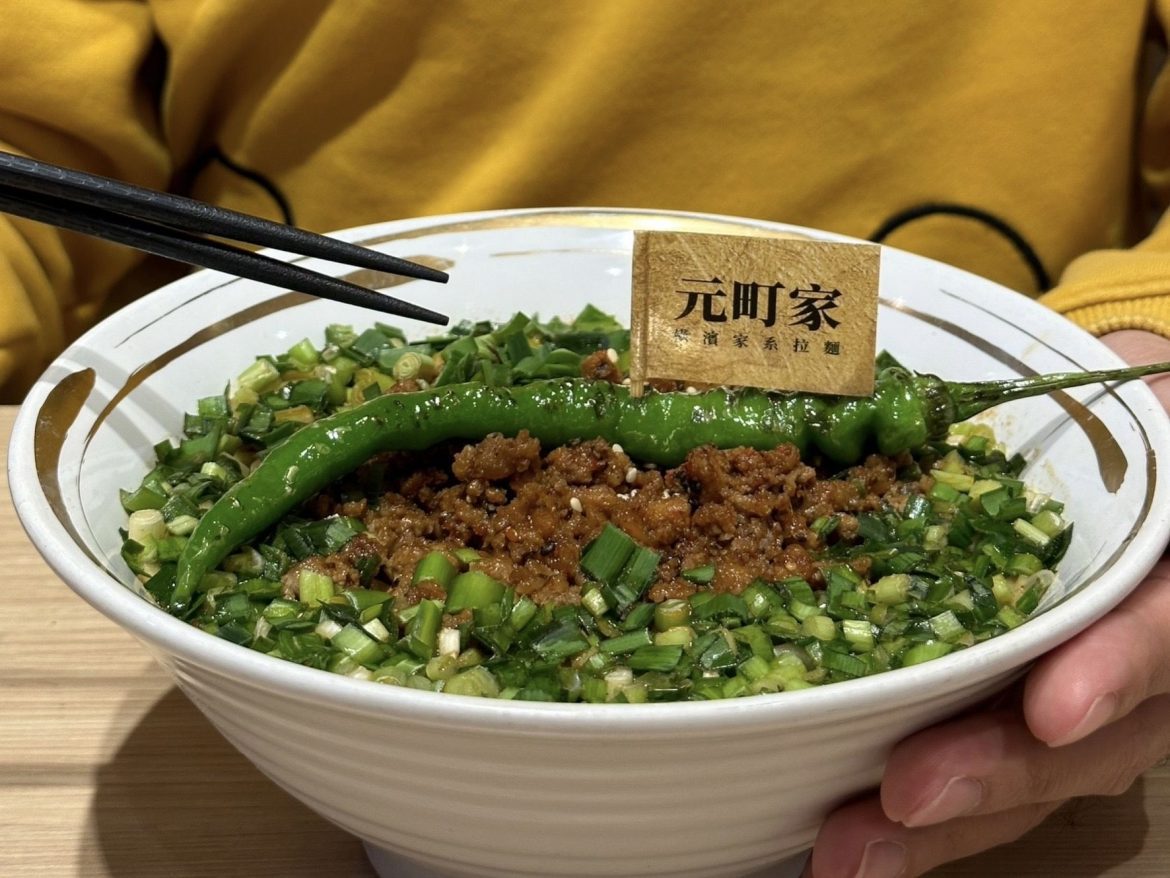 濃烈刺激系拉麵  尬上整條炙燒青龍椒  爆滿韭菜搭配日式辣肉醬  挑戰食客味覺