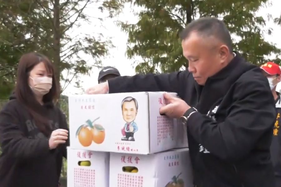 善行持續10餘載　李曉鐘捐弱勢萬斤柳丁
