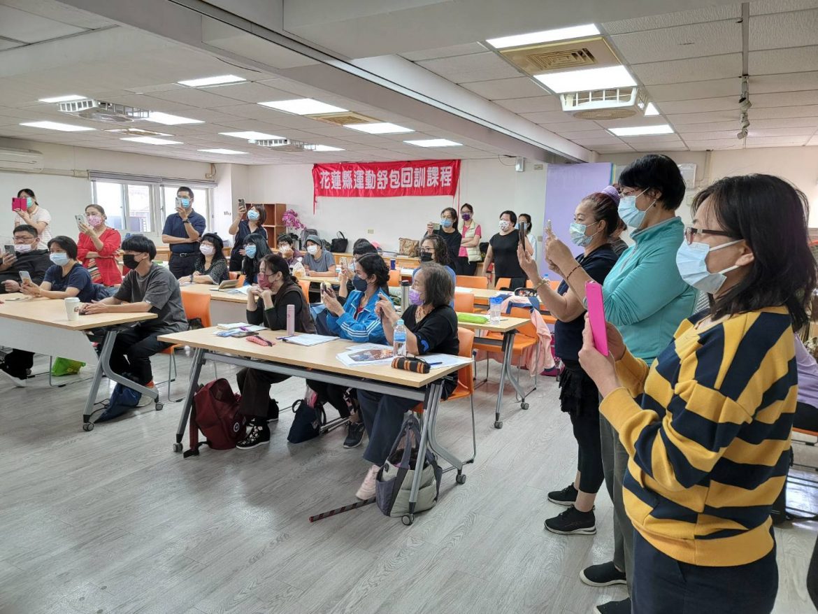 運動舒包指導員回訓　彈力帶與復健棍花樣百出