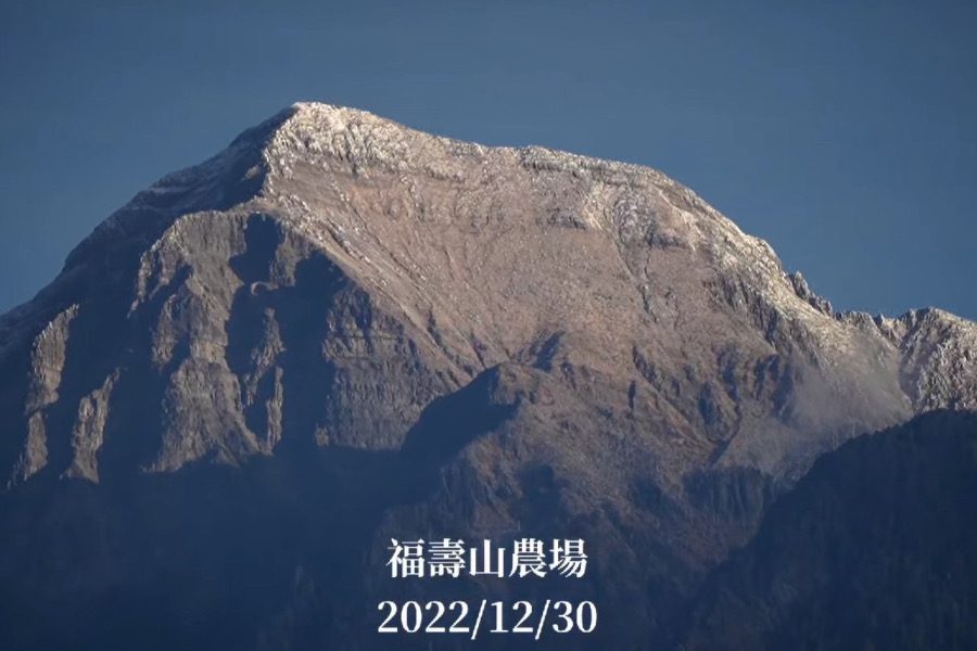 影／東北季風發威+水氣足夠　雪山「白頭」了！