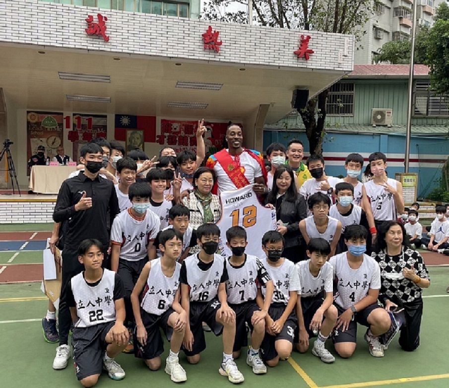 魔獸Dwight Howard蒞臨立人國際中小學  與全校師生相見歡