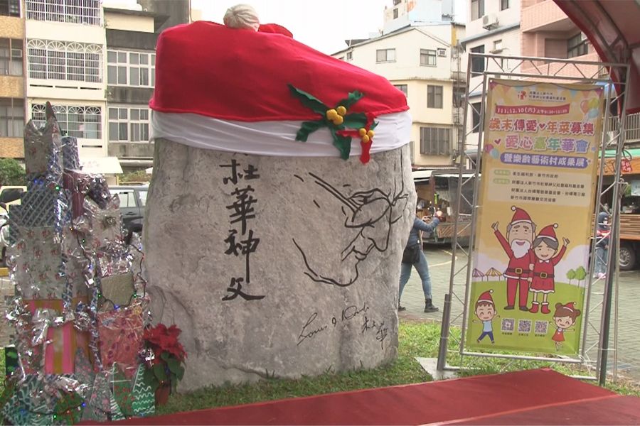 杜華神父巨石戴聖誕帽  提前歡度聖誕節