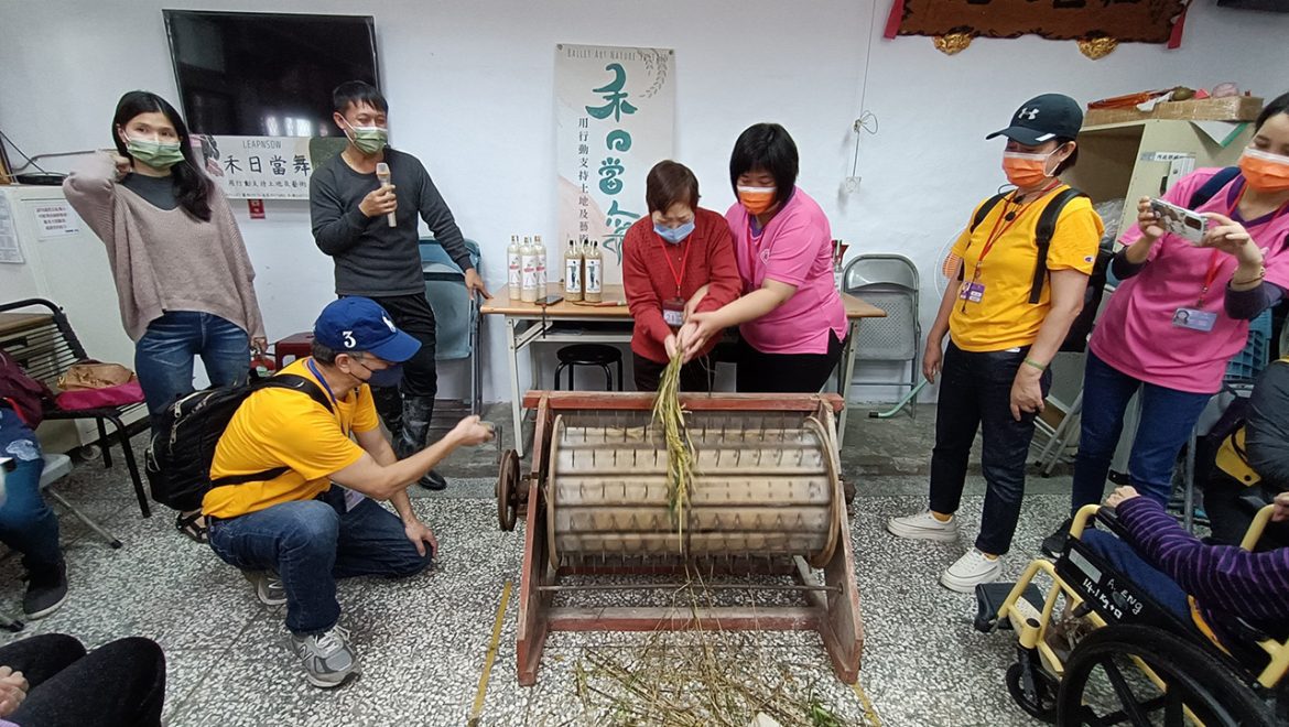 影音/會用機器桶嗎?順泰長照中心帶老人找回兒時稻穗的記憶