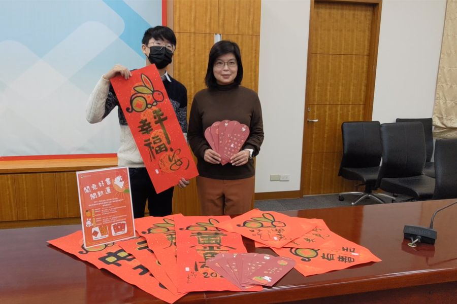 借閱8本書　限量兔年春聯、紅包袋帶回家