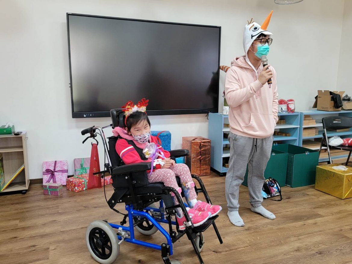 女兒罹患肌肉萎縮症　吳明勇㩦女到東華附小幼兒園現身說法
