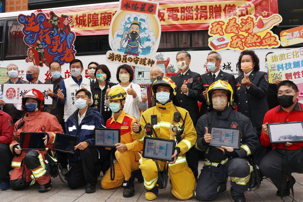 消防節前夕祈求無災  城隍廟捐贈救災平板電腦