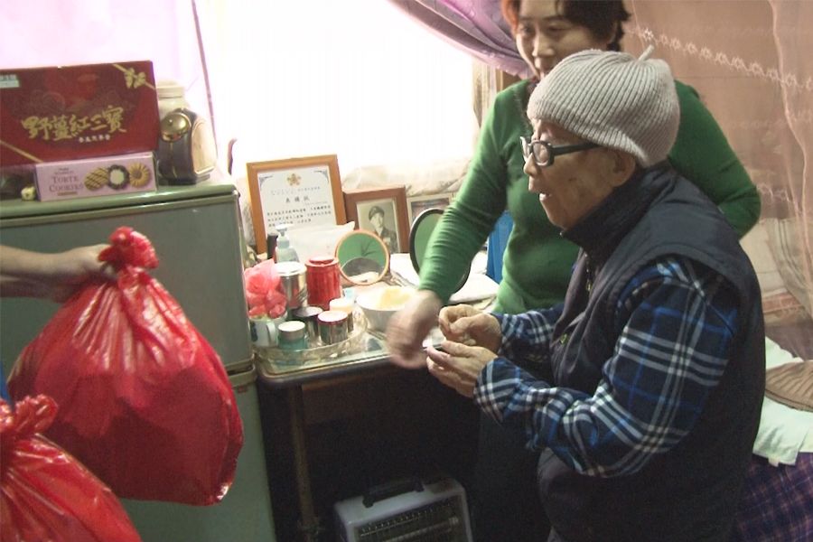 愛心年菜送上門  退伍老兵開心迎接食神到