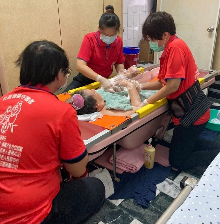 屏東長照到宅沐浴車　助臥床者度過暖暖又舒適的冬季