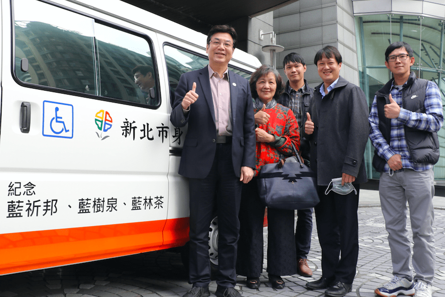 受人點滴 湧泉以報  翁千惠感念父母曾受日本警察照顧 成立關懷警消眷屬聯誼會 並捐復康巴士