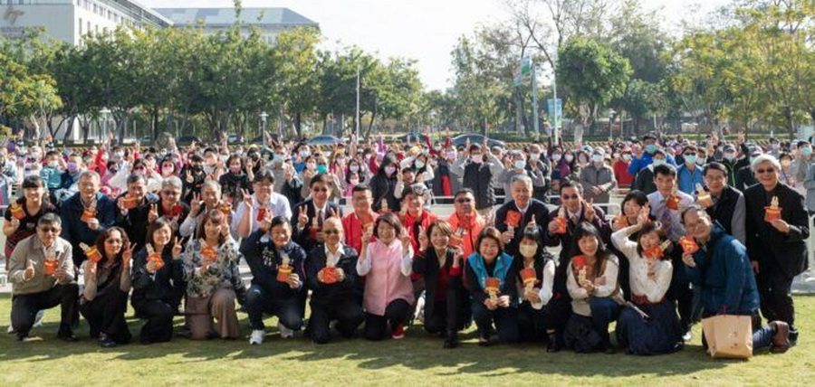 揚眉兔氣迎新春　黃敏惠發送「兔年開運小紅包」　民眾排隊搶領沾喜氣