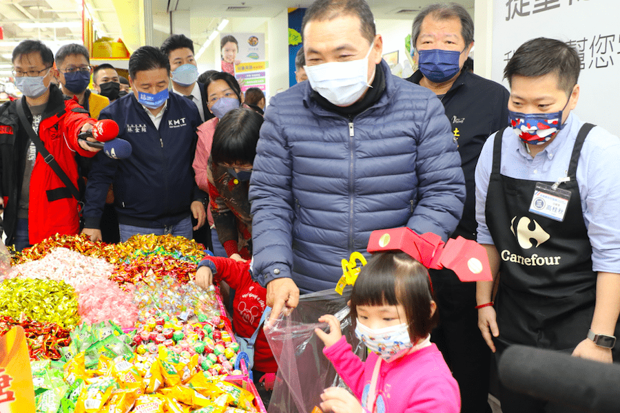 各方資源協力贊助　侯友宜陪寄養兒少採買年貨好過年