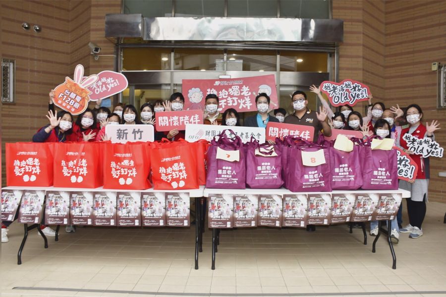 豐盛年菜關懷長輩  老五老攜手企業送愛心