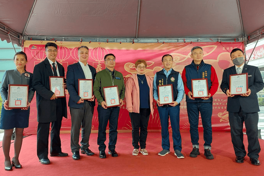 影音/新春揮毫、寒冬送暖暨獎助學金發送　南港洋溢年味與溫馨