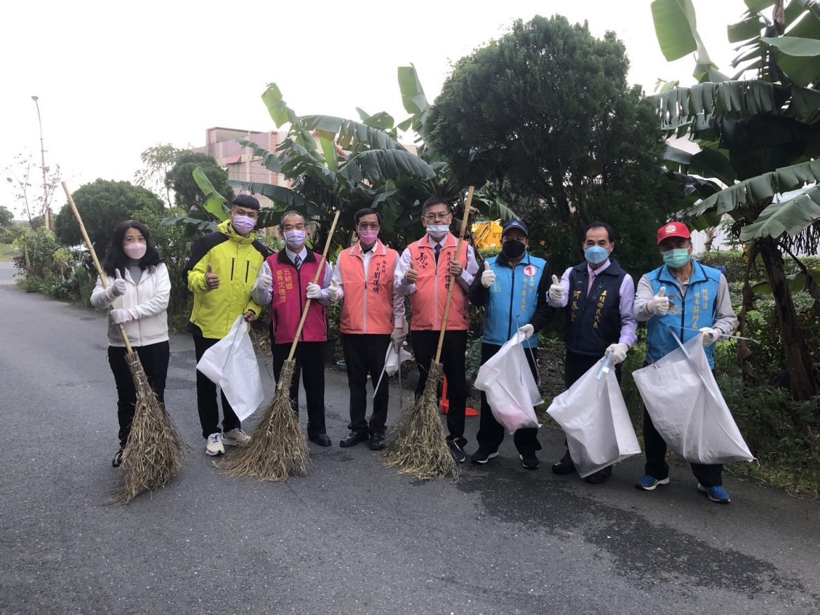 響應宜蘭縣年終大掃除 五結鄉長沈德茂率領民眾清掃街道