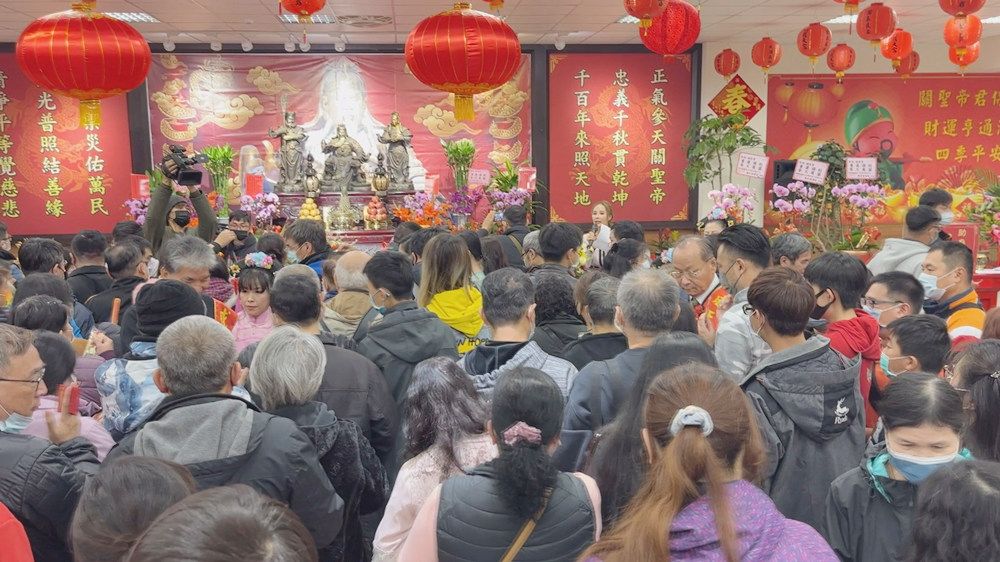 威天宮浴火重建ING　關聖帝君安座祈福大典　大批信眾湧入