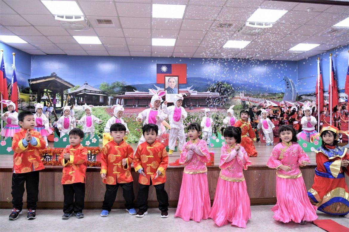 化仁國小附幼化身兔寶寶迎新拜年　游淑貞送乖乖賀禮包祝福
