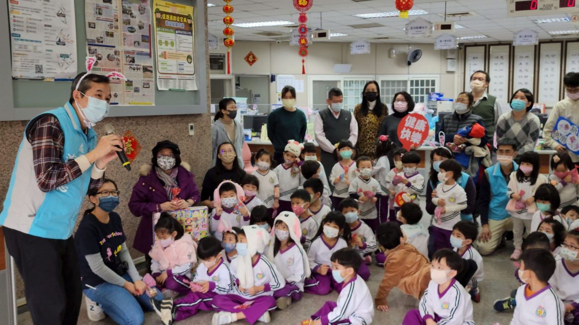 清大附小幼兒園訪新竹榮服處　小朋友扮兔群拜早年迎新春