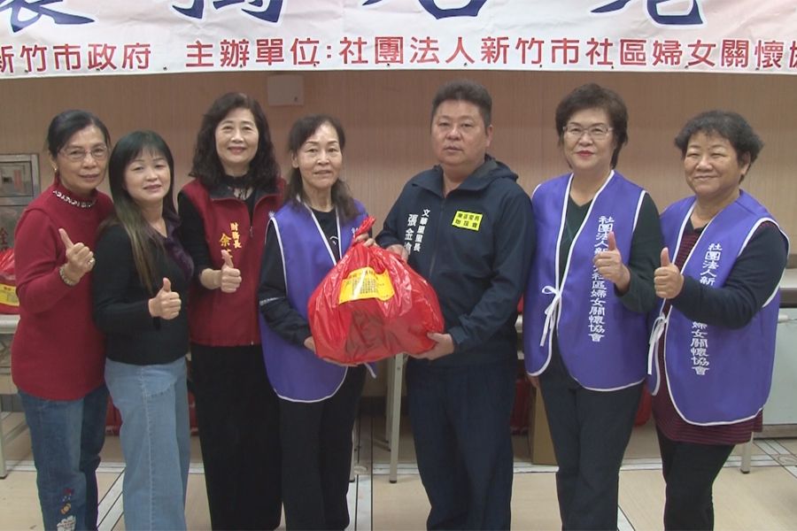 關懷社區獨居老人  豐盛愛心年菜送到家