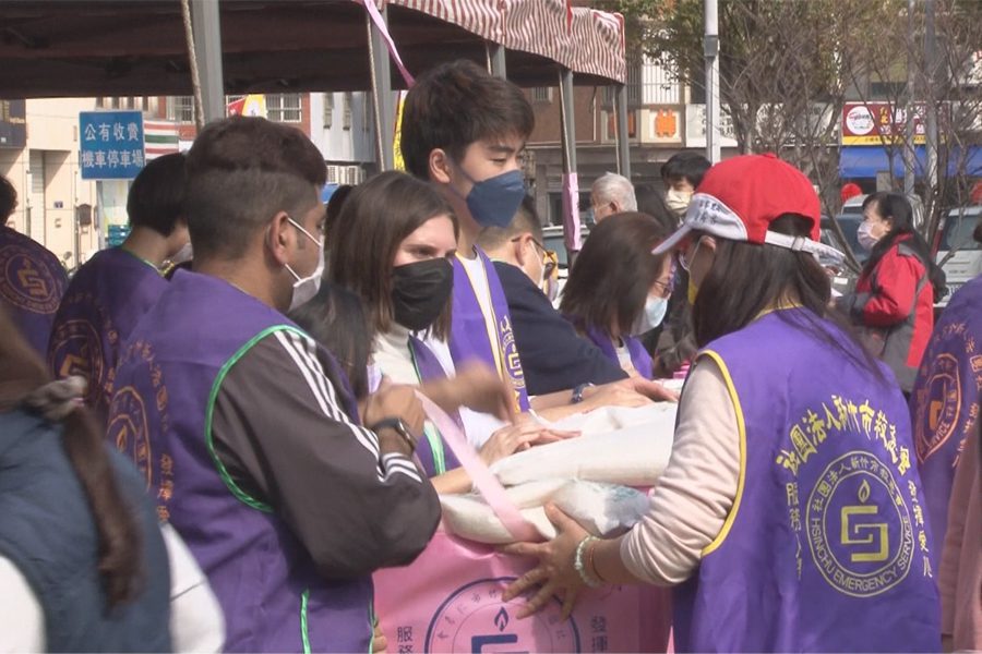 救急會發放冬令物資  華大外籍生當志工回饋