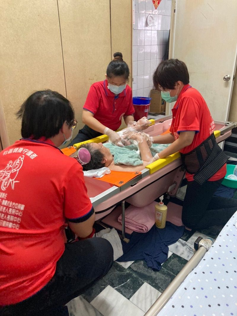 屏東長照到宅沐浴車  讓臥床者度過暖暖冬季