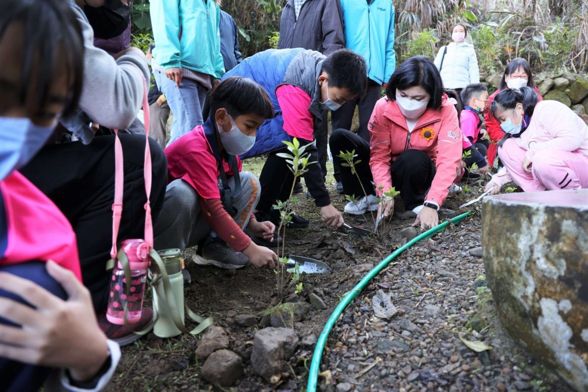 縣府攜手華山居民及師生  植栽打造螢火蟲友善棲地