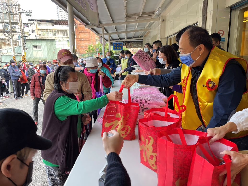 立委羅明才偕同北市影音公會送年菜做公益  讓弱勢家庭能過好年