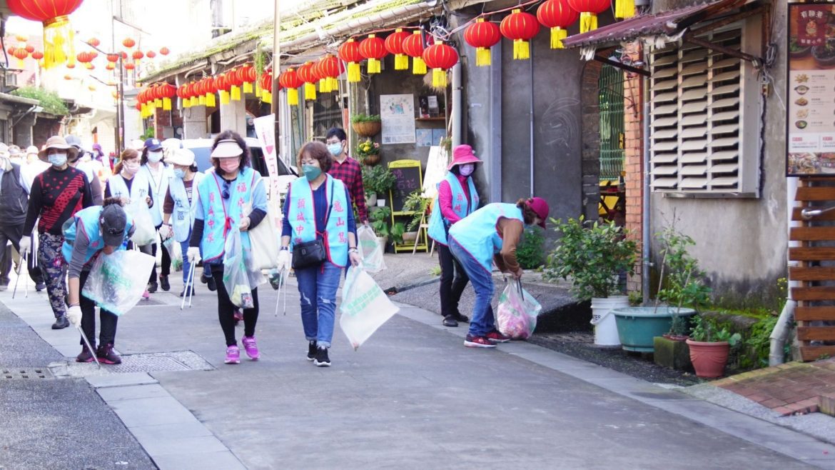 乾淨迎新年  頭城鎮公所動員200人市區清掃宣導