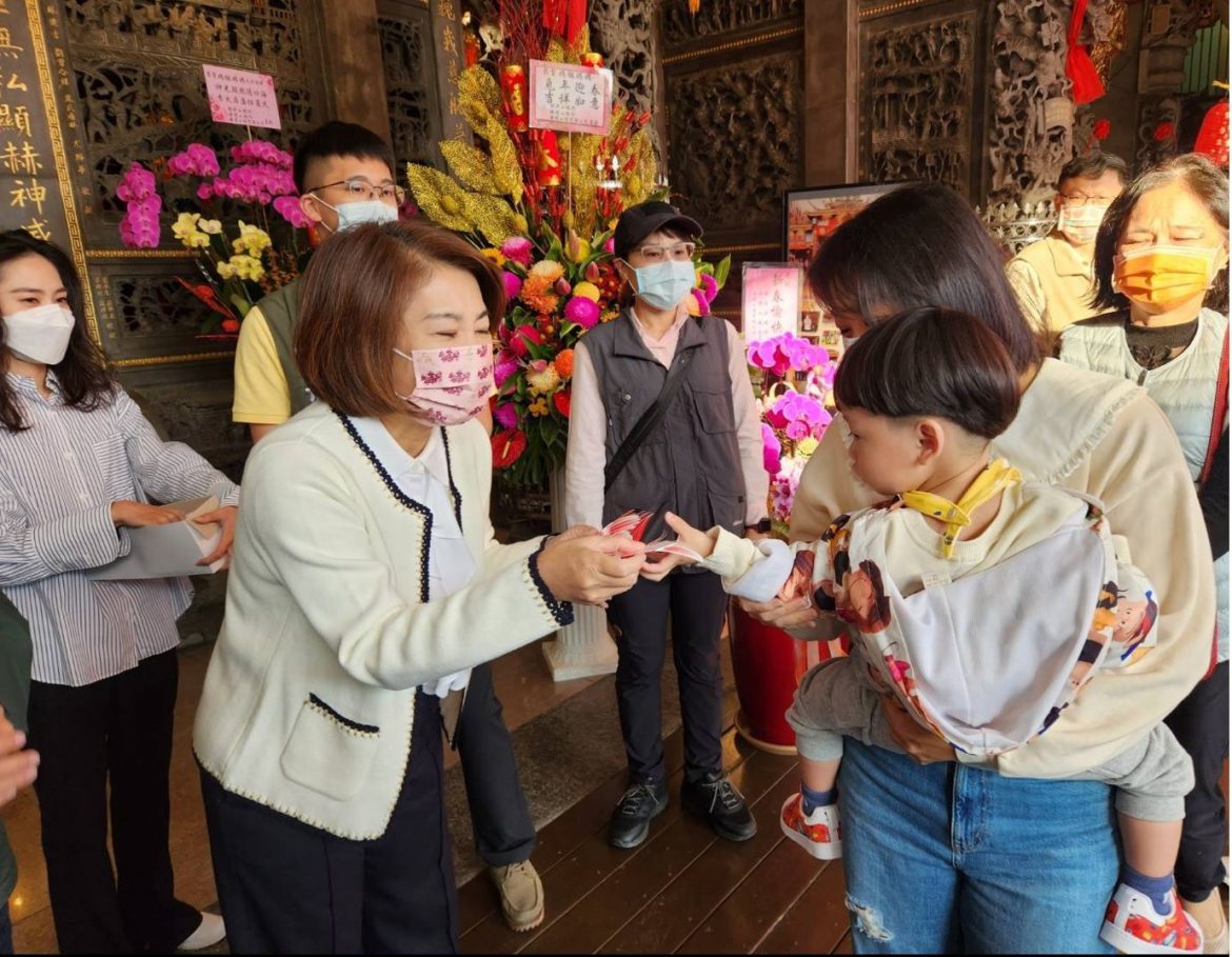 周春米連走16間廟宇祈福  分送玉兔小紅包