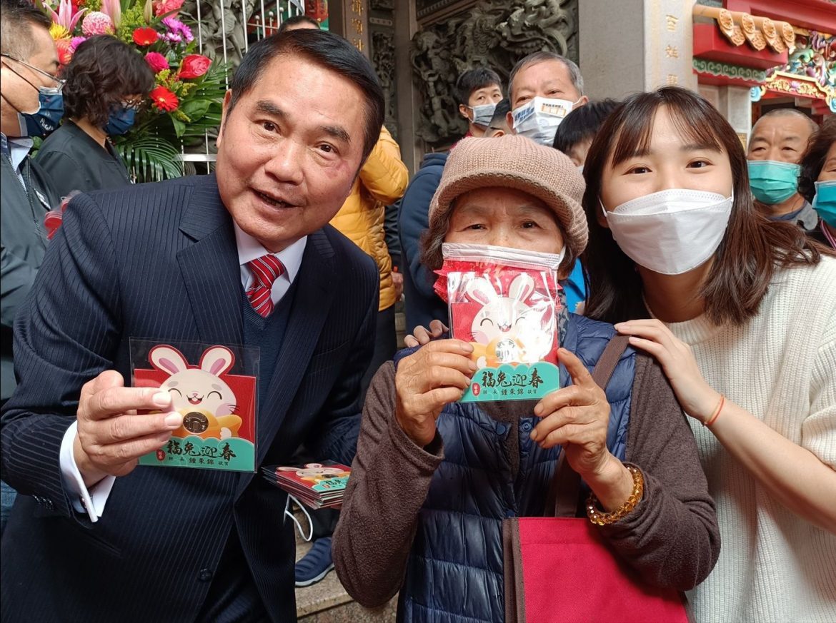 鍾東錦新年廟宇參拜  向鄉親拜年發福袋