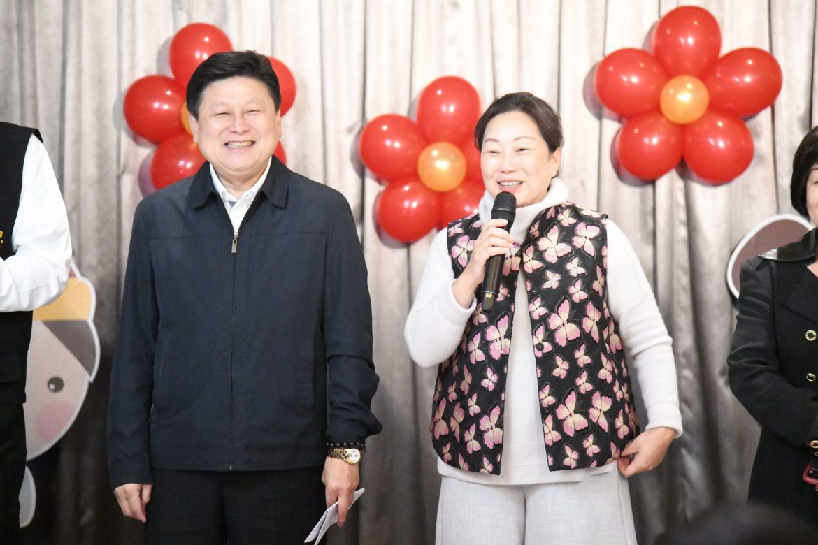 花蓮縣政府退休公務人員長青座談　徐榛蔚向長輩致敬