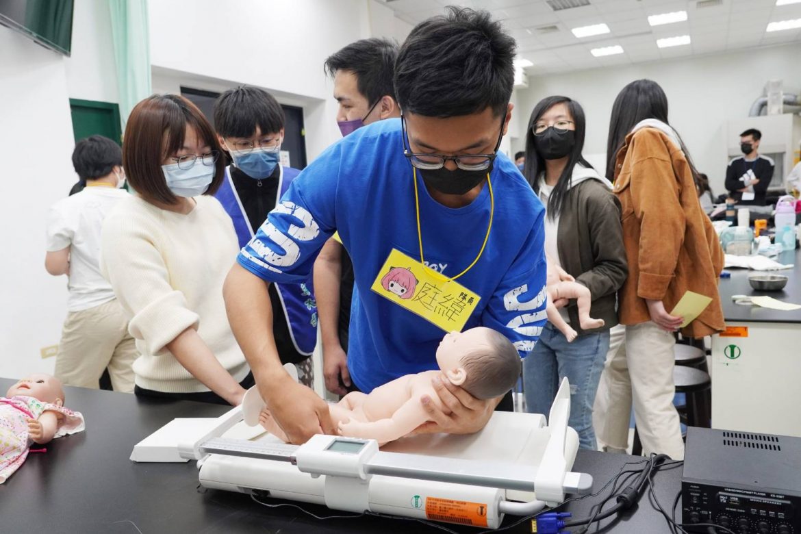 大葉大學護理暨健康學院聯合營隊開辦　邀請高中生體驗新生兒沐浴