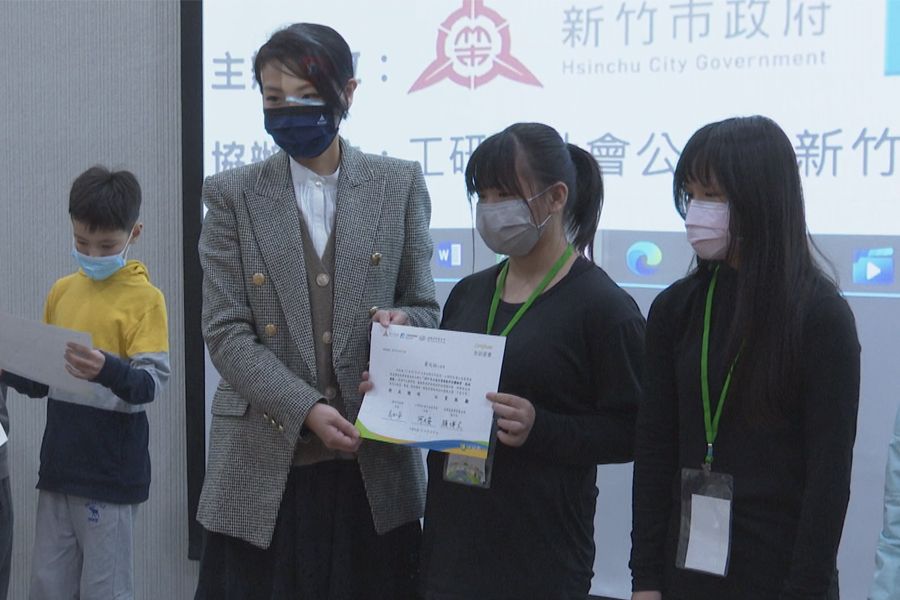 弱勢學童體驗營  學智慧醫療、綠能科技