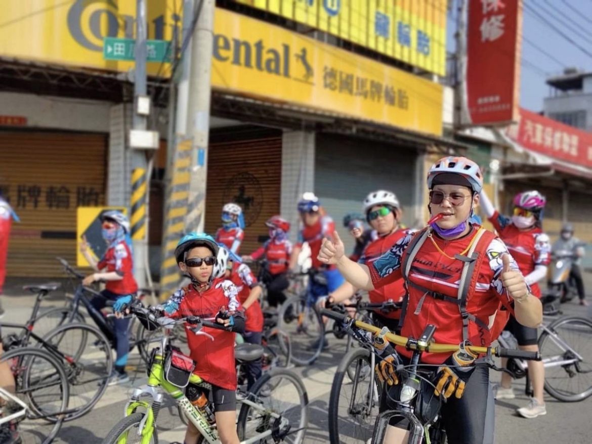 大華國小挑戰傳承七年畢旅騎單車   抵達內門順賢宮享辦桌美食