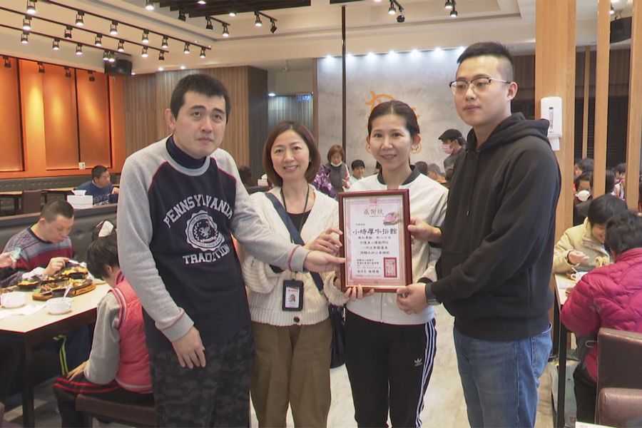 選票補助款化身大愛　市代包場請弱勢享用大餐