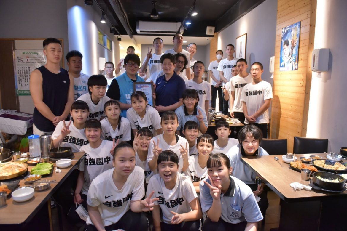 自強國中籃球隊創佳績　魏嘉彥共享佳餚祝賀