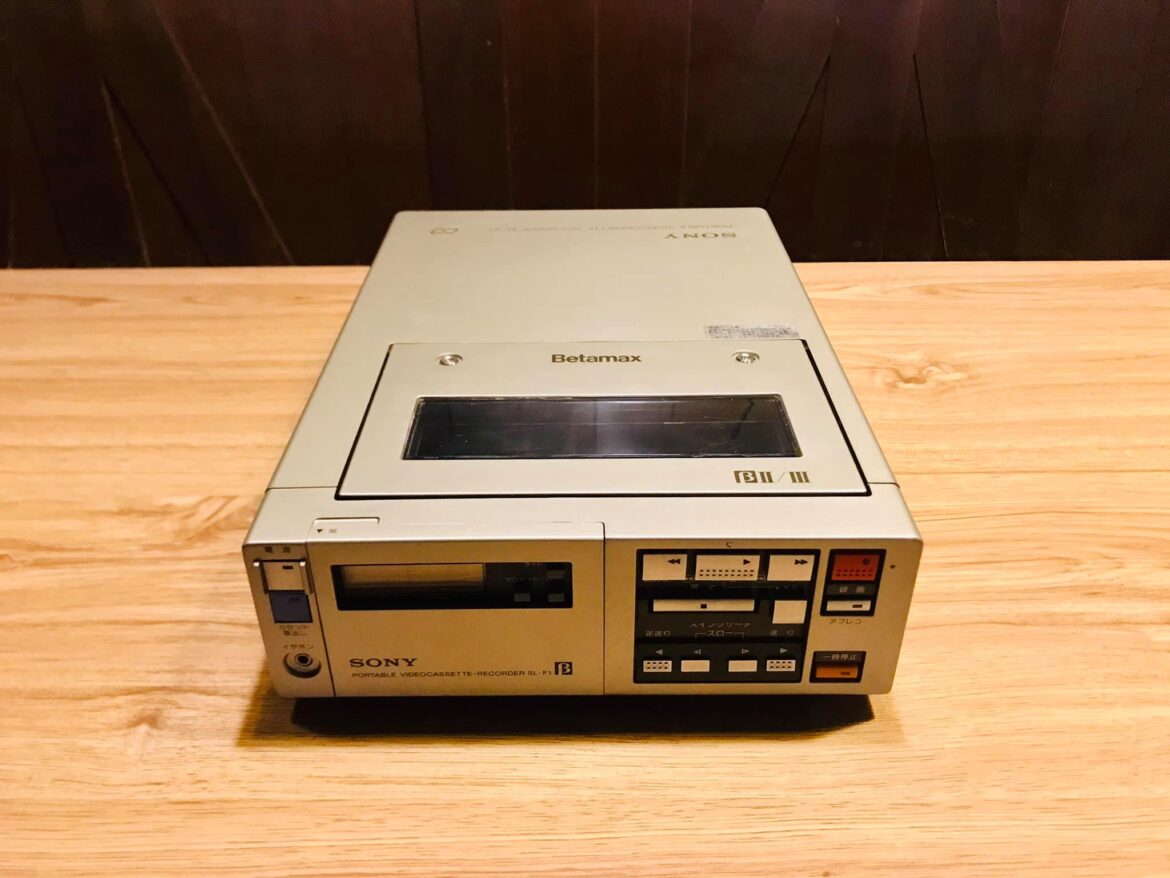 SONY 經典電子產品收藏 5 ～ 1981年SONY第一部Betamax攜帶式錄放影機