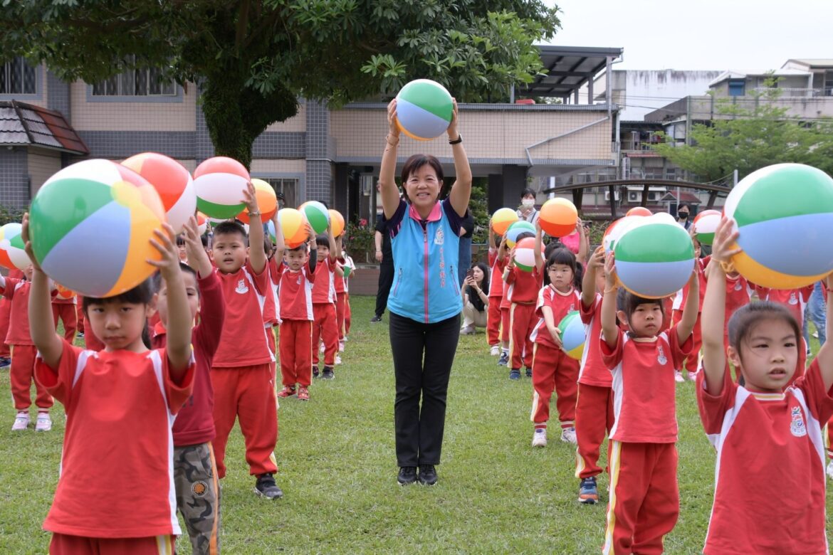 吉安鄉幼舉辦母親節感恩活動  幼童獻媽媽康乃馨和感恩卡片