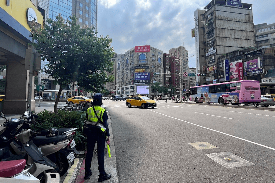 行人明示示意車輛先行     違規舉報引爭議     行經路口禮讓行人是否必要？