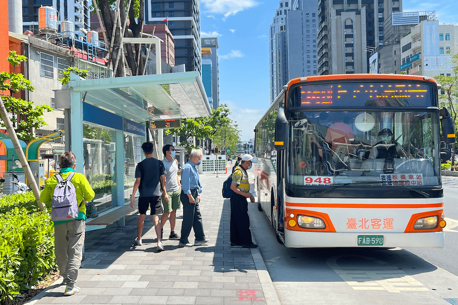 提升優質候車環境！新北公車智慧站牌、候車亭讓公車族超有感