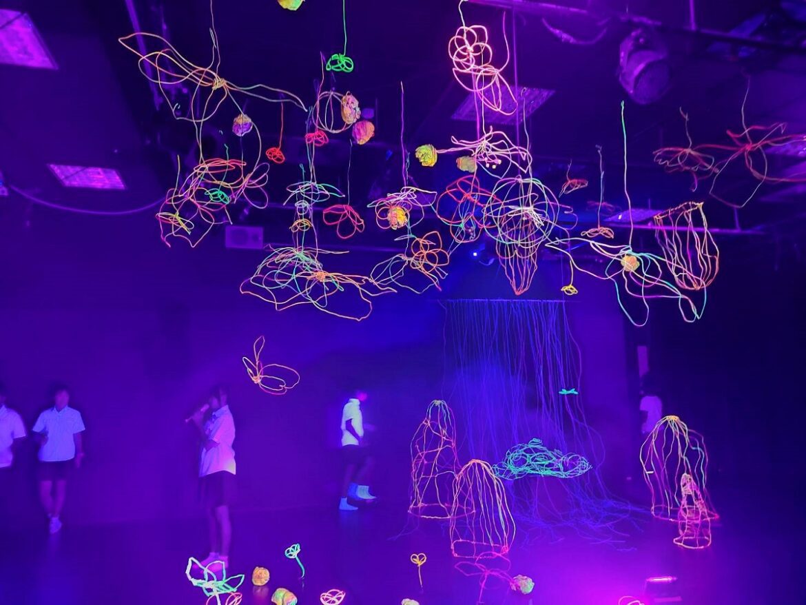 員林高中燈光藝術節　創作以「光」與「鋁線」交織讓觀者進入虛擬世界