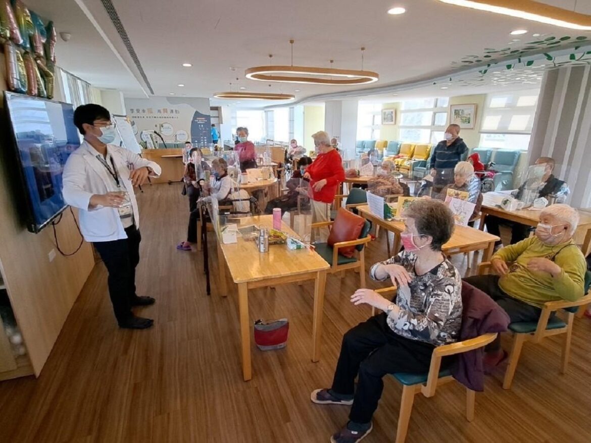 促進身心健康　秀傳醫院醫師教日照長輩們打「坐式太極拳」