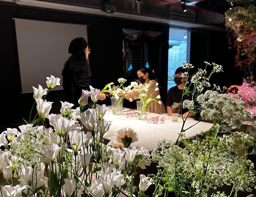 結合身心靈旅程   花香螢光漫舞 「了了」  邀住客體驗手作花藝