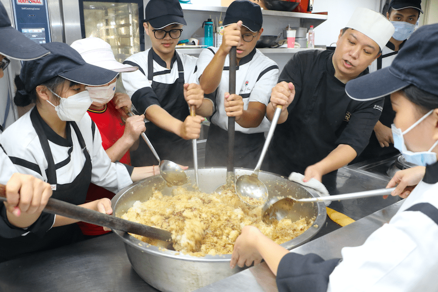 黎明阿基師加入！眾能創新協會端午包粽活動引爆口感香氣     師生合作獻愛心給泰山弱勢長者