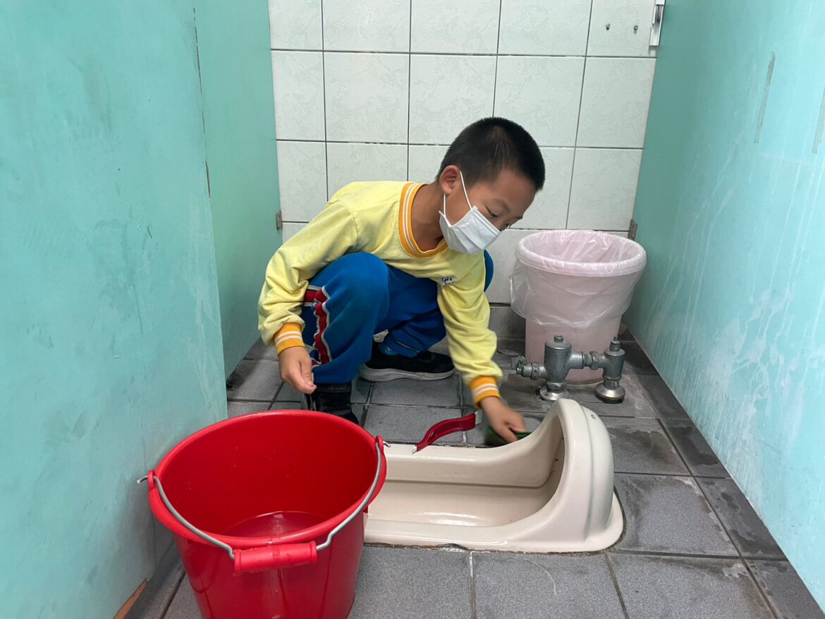 宜蘭縣校園公廁清掃學習活動 從小扎根學習如廁文化