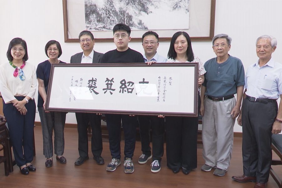 學測如願上牙醫系  楊文科贈匾「克紹箕裘」